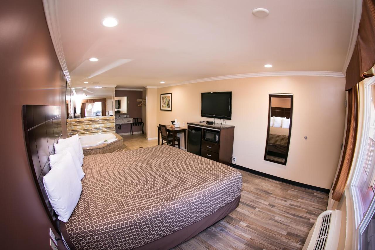 Rodeway Inn & Suites Bellflower Exterior foto