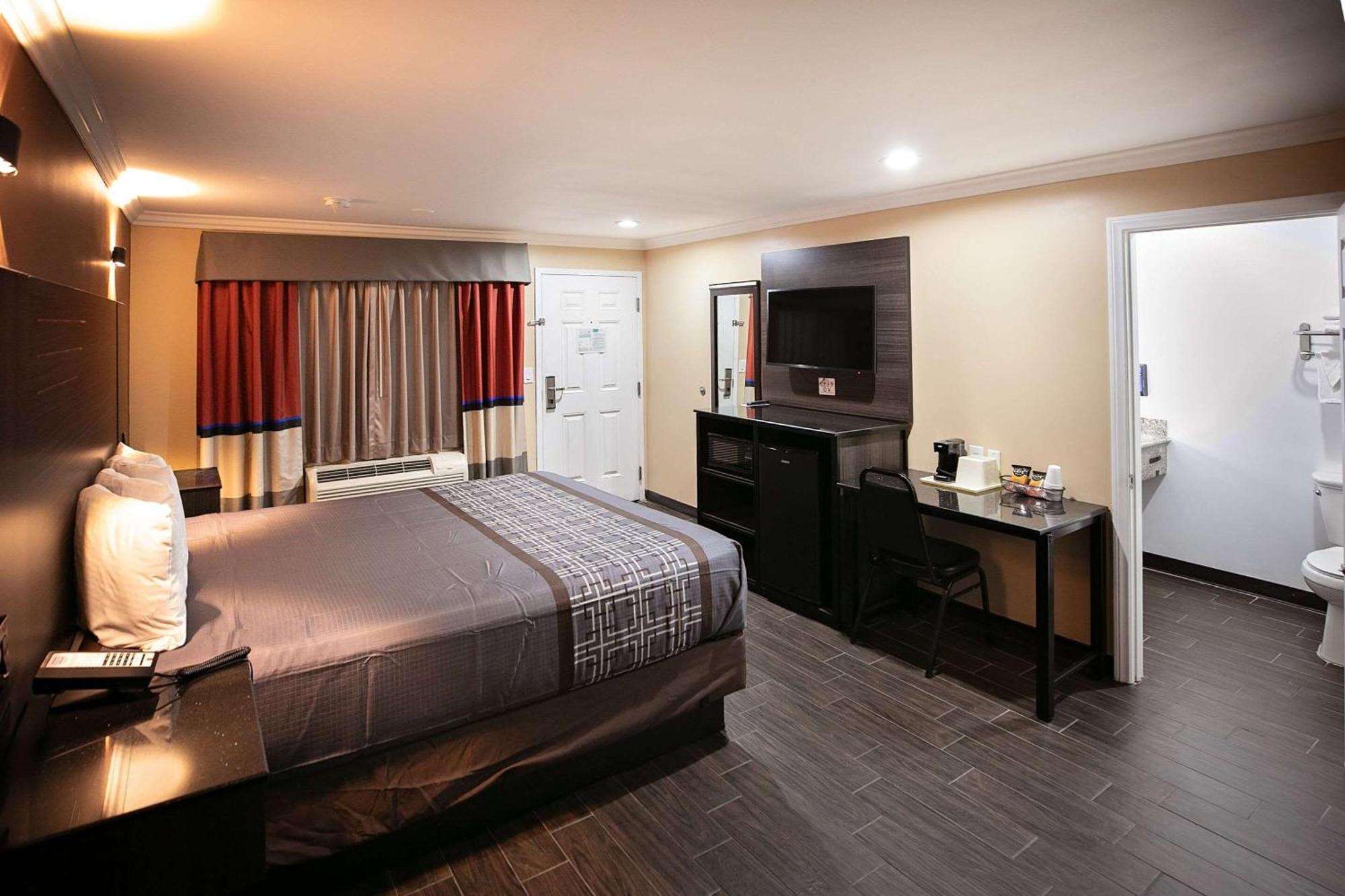 Rodeway Inn & Suites Bellflower Exterior foto