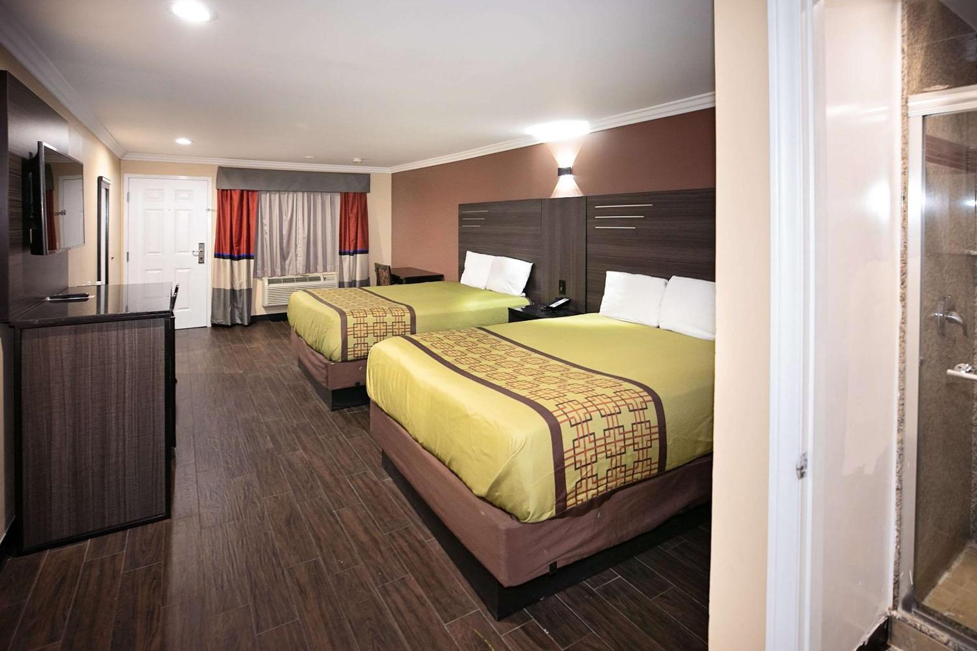 Rodeway Inn & Suites Bellflower Exterior foto